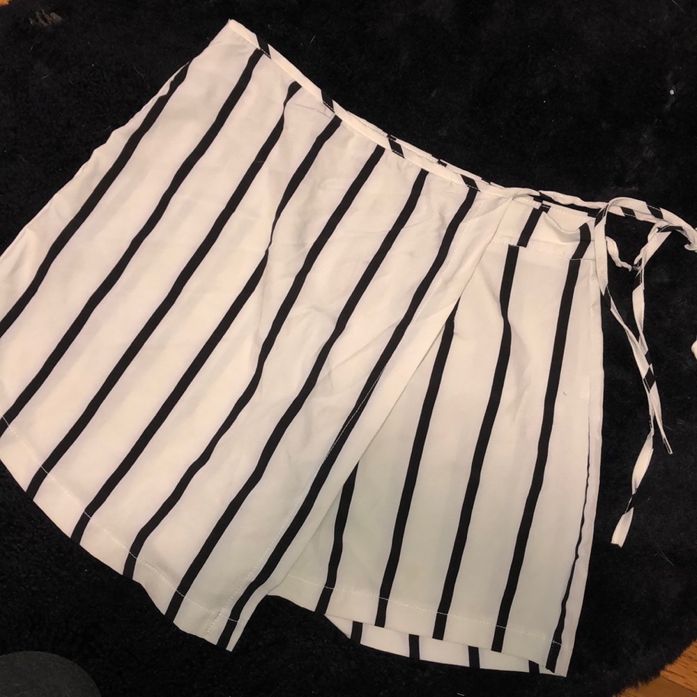 Short skirt b/w